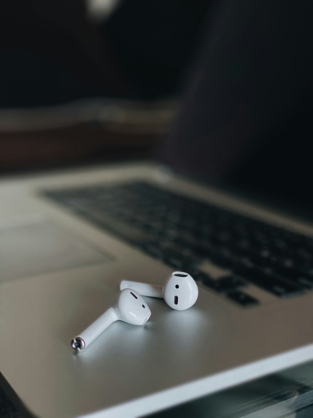 Écouteurs blancs sur MacBook Pro