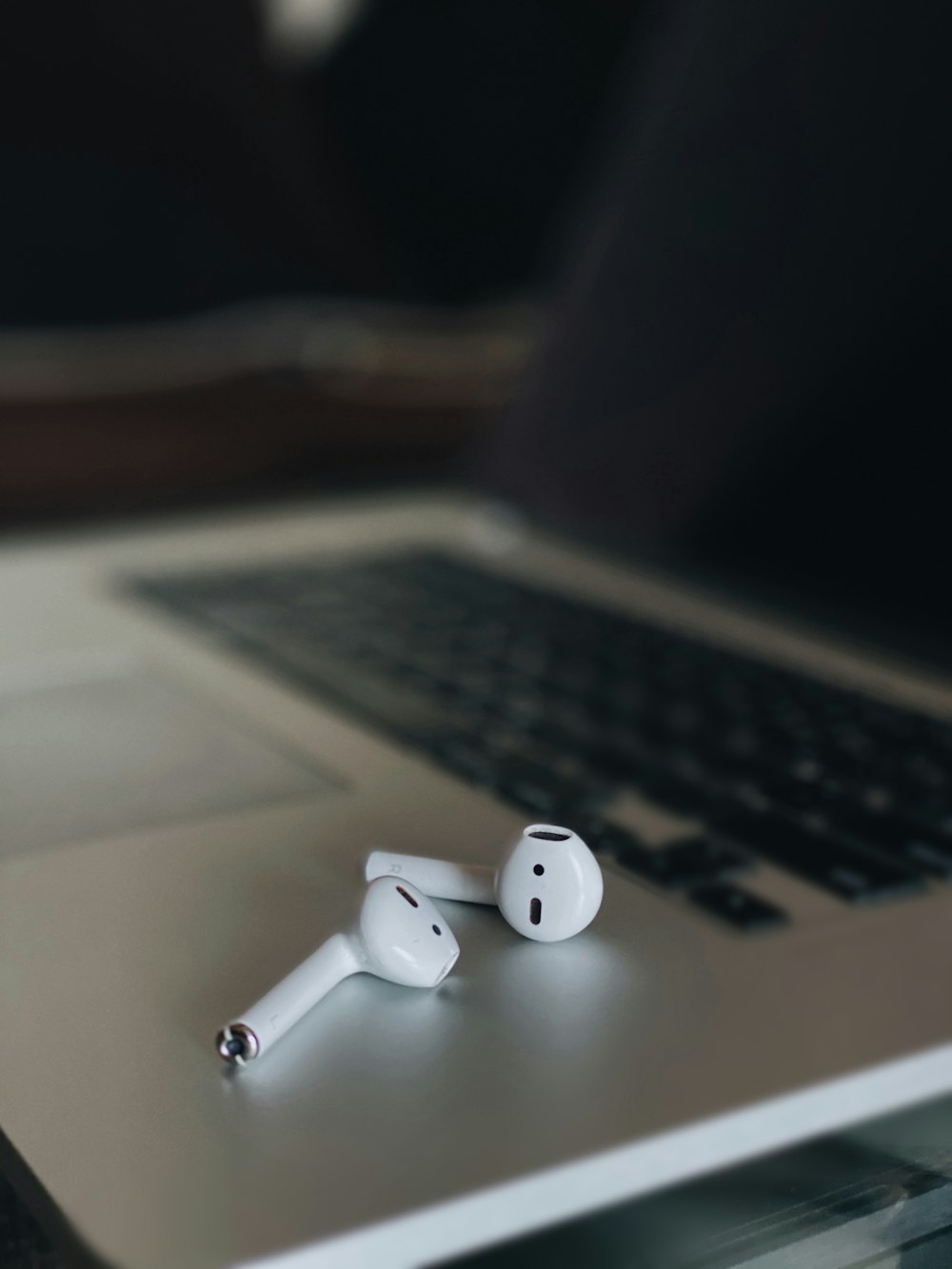 white earbuds on macbook pro