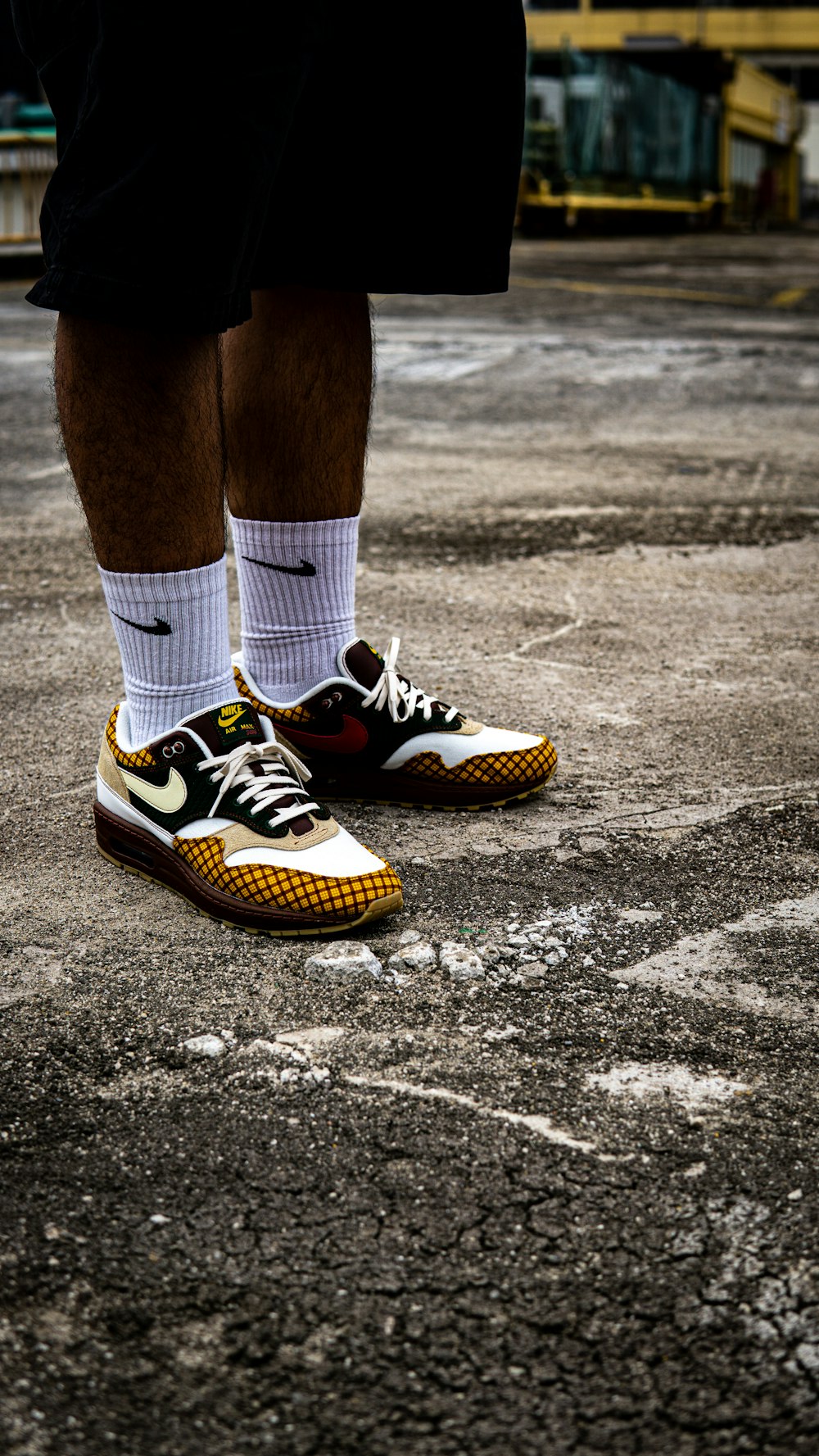 Foto de persona con zapatillas deportivas nike negras y amarillas – Imagen  gratuita en Unsplash