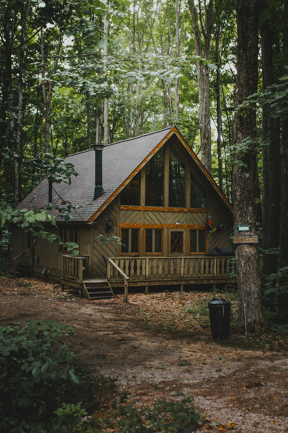 昼間の森の中の茶色い木造住宅