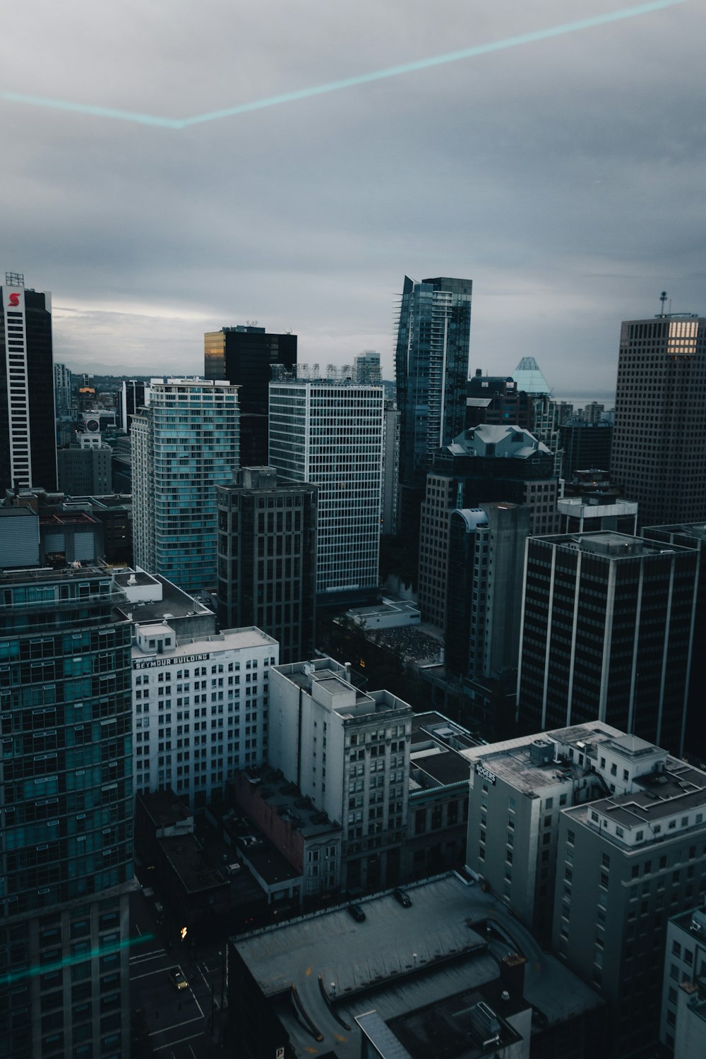 edifícios altos sob o céu cinzento