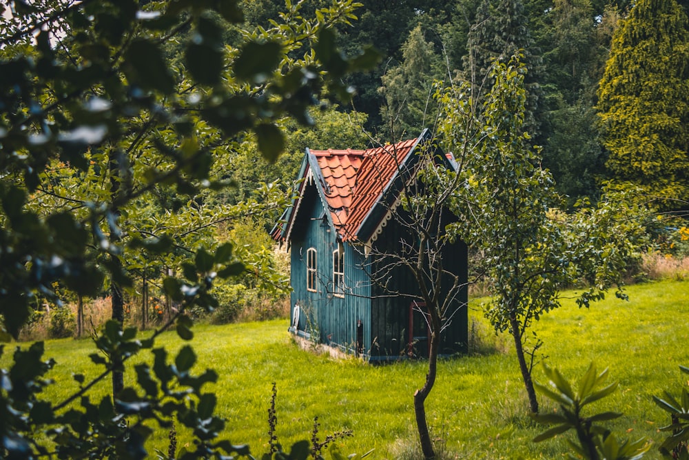 낮에는 숲 한가운데에 있는 갈색 목조 주택