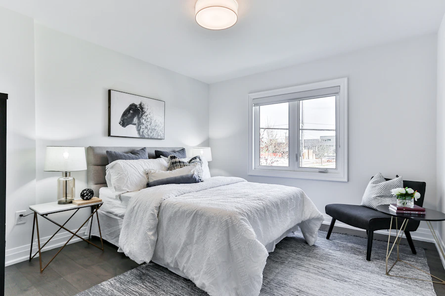 Chambre claire avec deux couchages