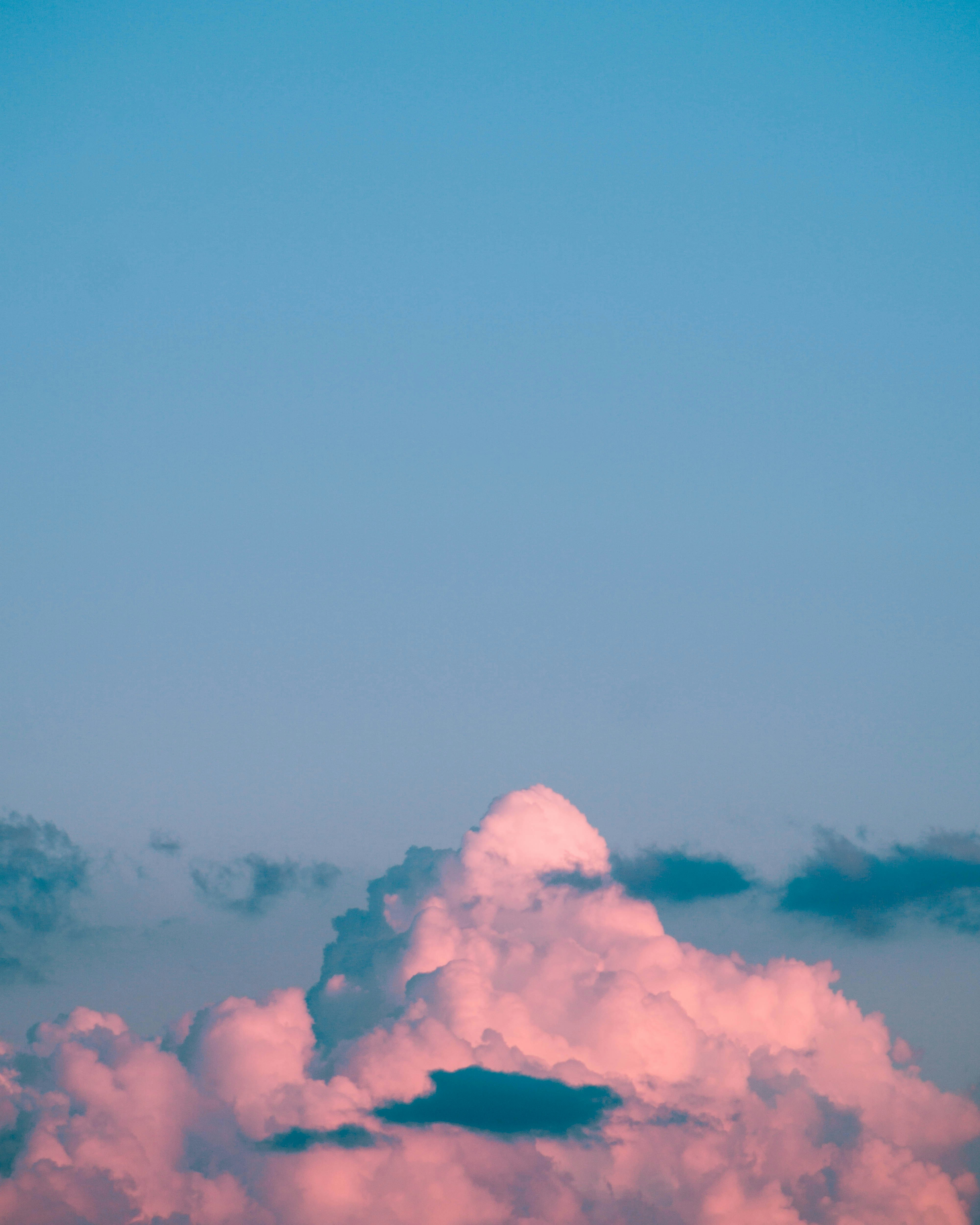 Weiße Wolken und blauer Himmel tagsüber