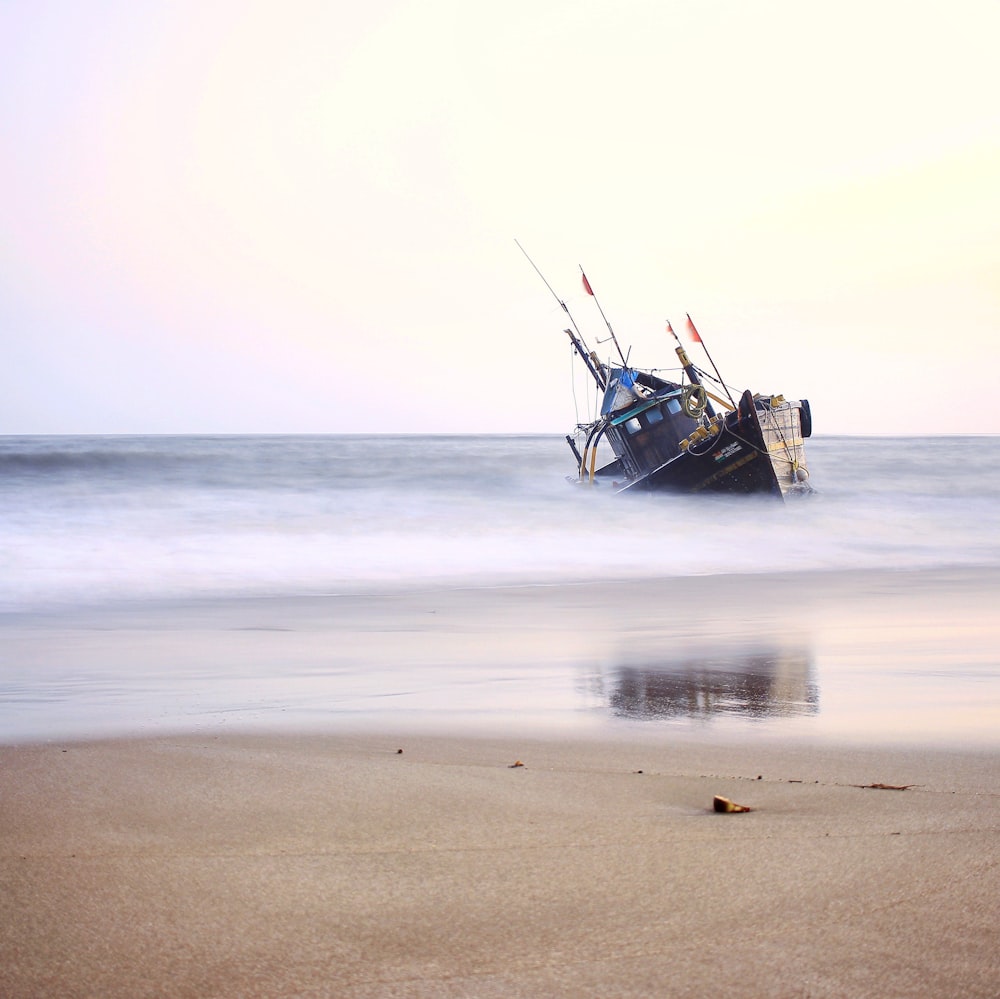 Barco marrón en la playa durante el día