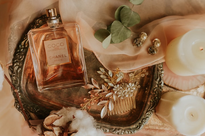 Top 10 Iconic Perfumes