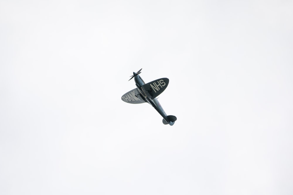 Schwarz-Weiß-Flugzeug in der Luft