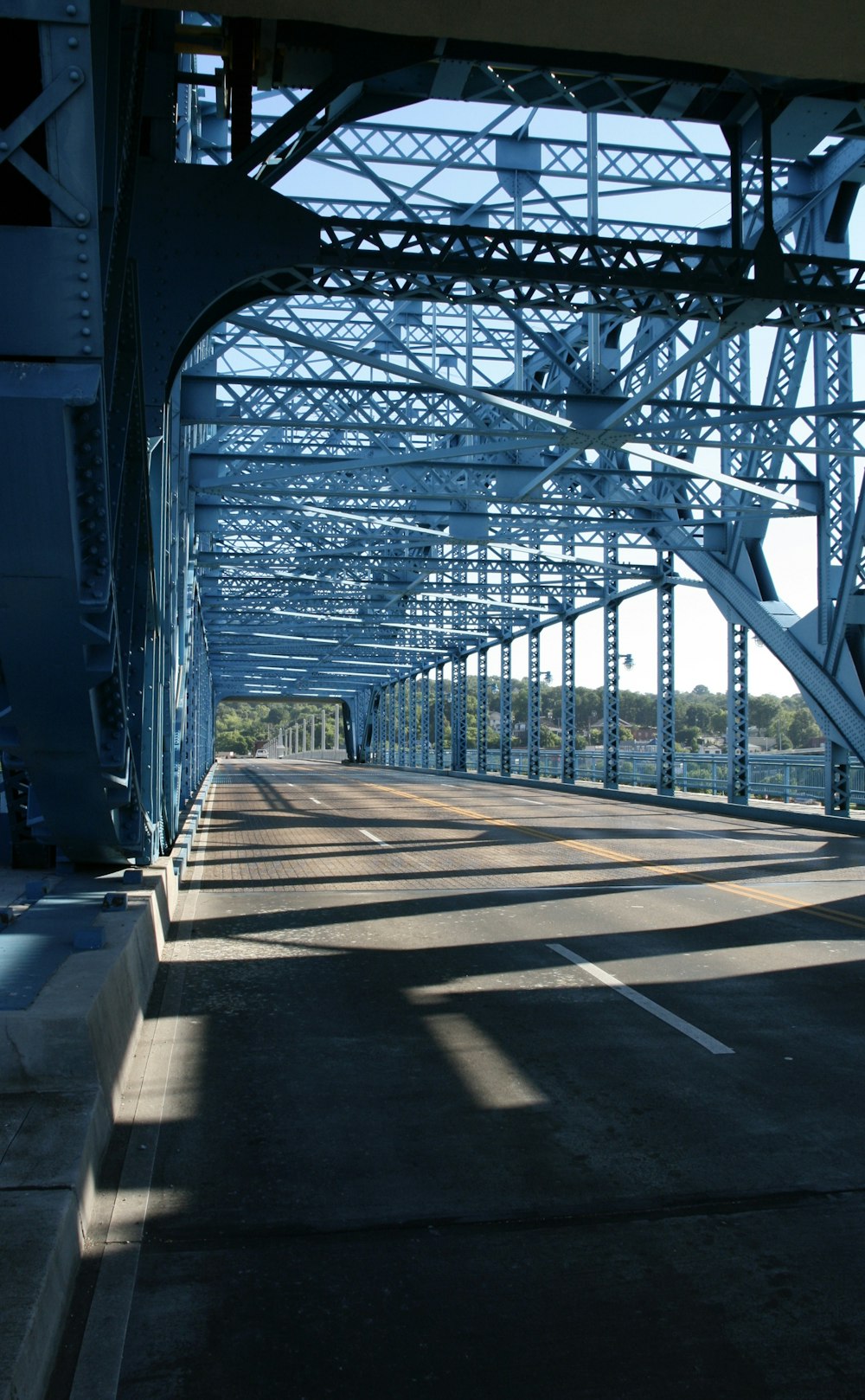 Puente de metal gris durante el día