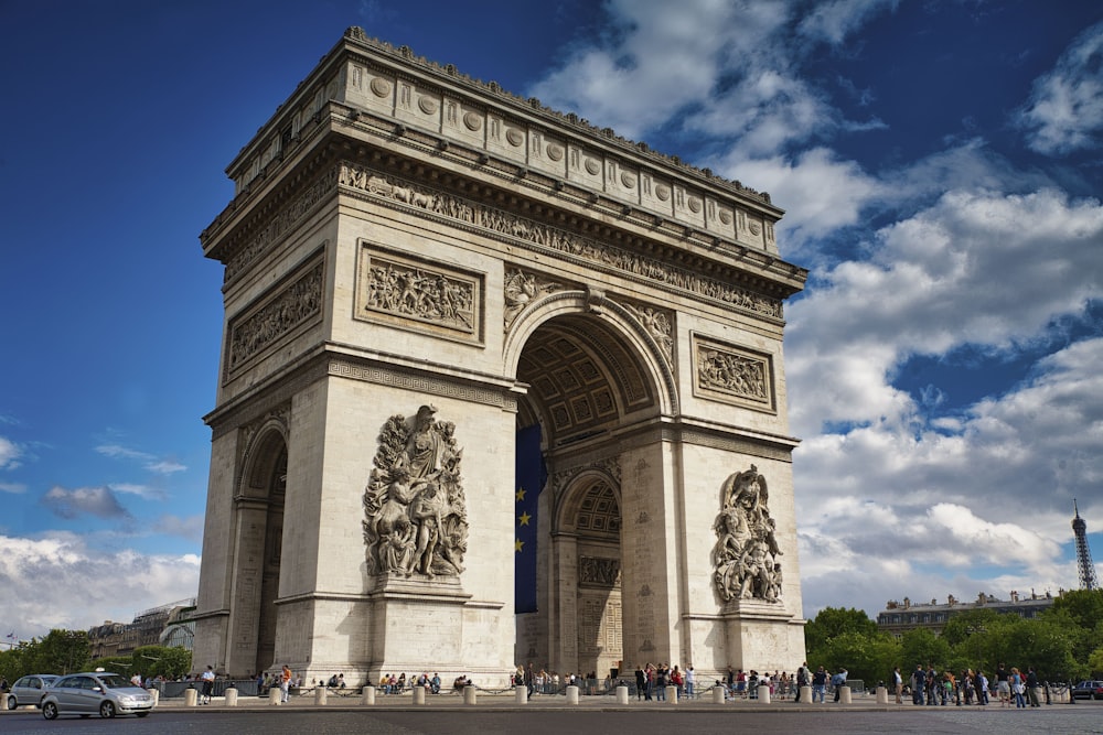 arco di cemento bianco sotto il cielo blu durante il giorno