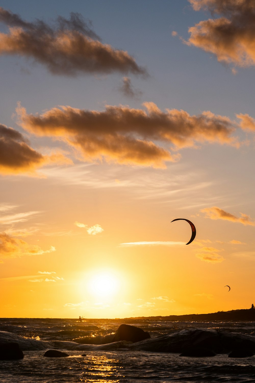 silhouette de personne à vélo pendant le coucher du soleil