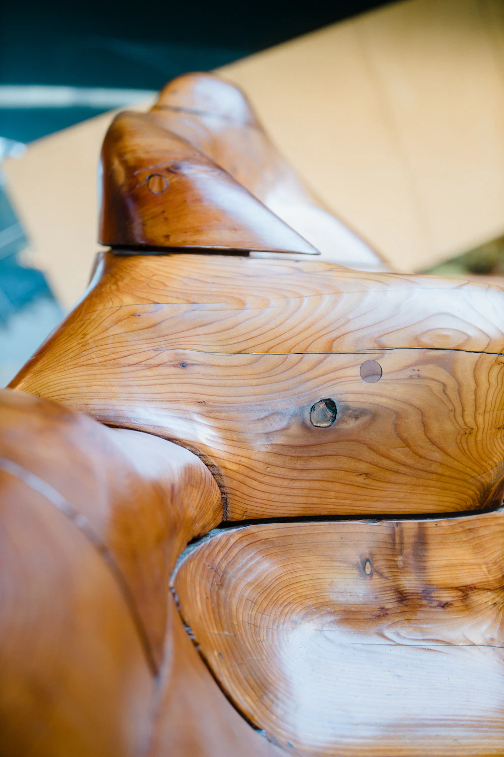 Banco de madera con la veta a la vista