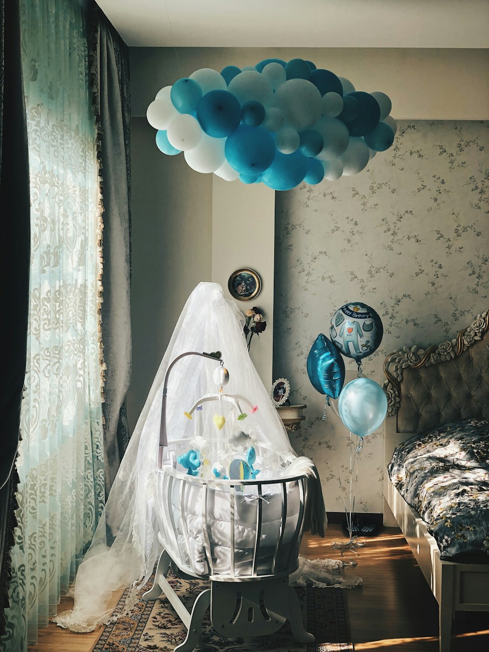 balões azuis na cesta de malha branca