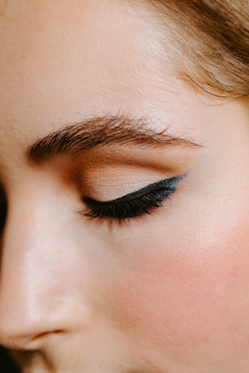 Close-up of a variety of eyebrow shapes on different faces, showcasing natural and sculpted looks.