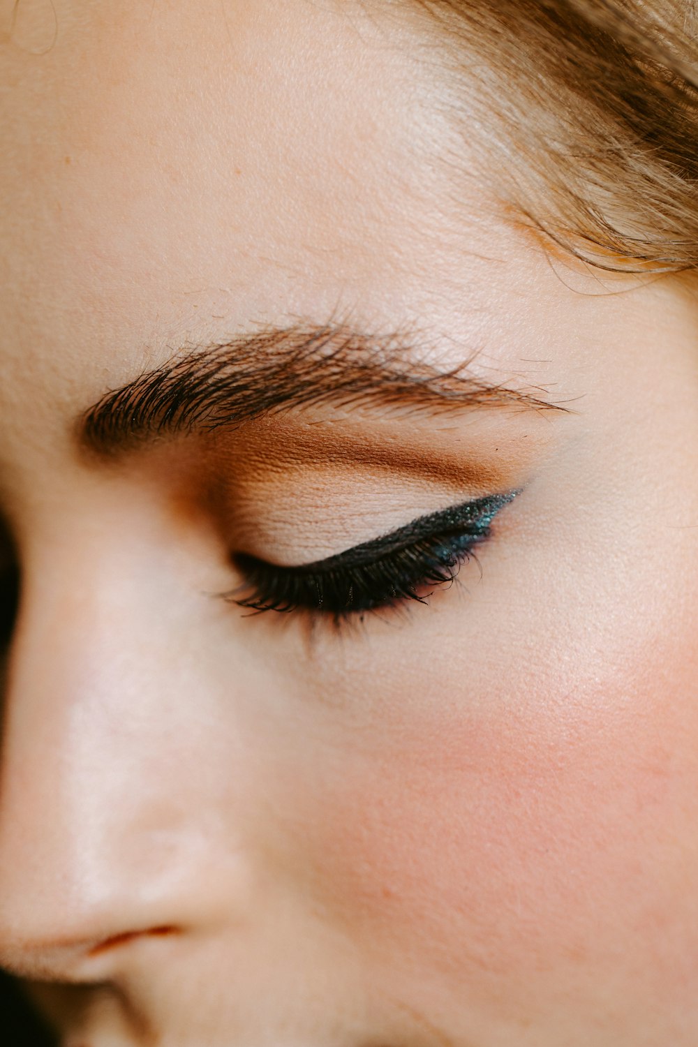 Frau mit rotem Lippenstift und schwarzer Mascara