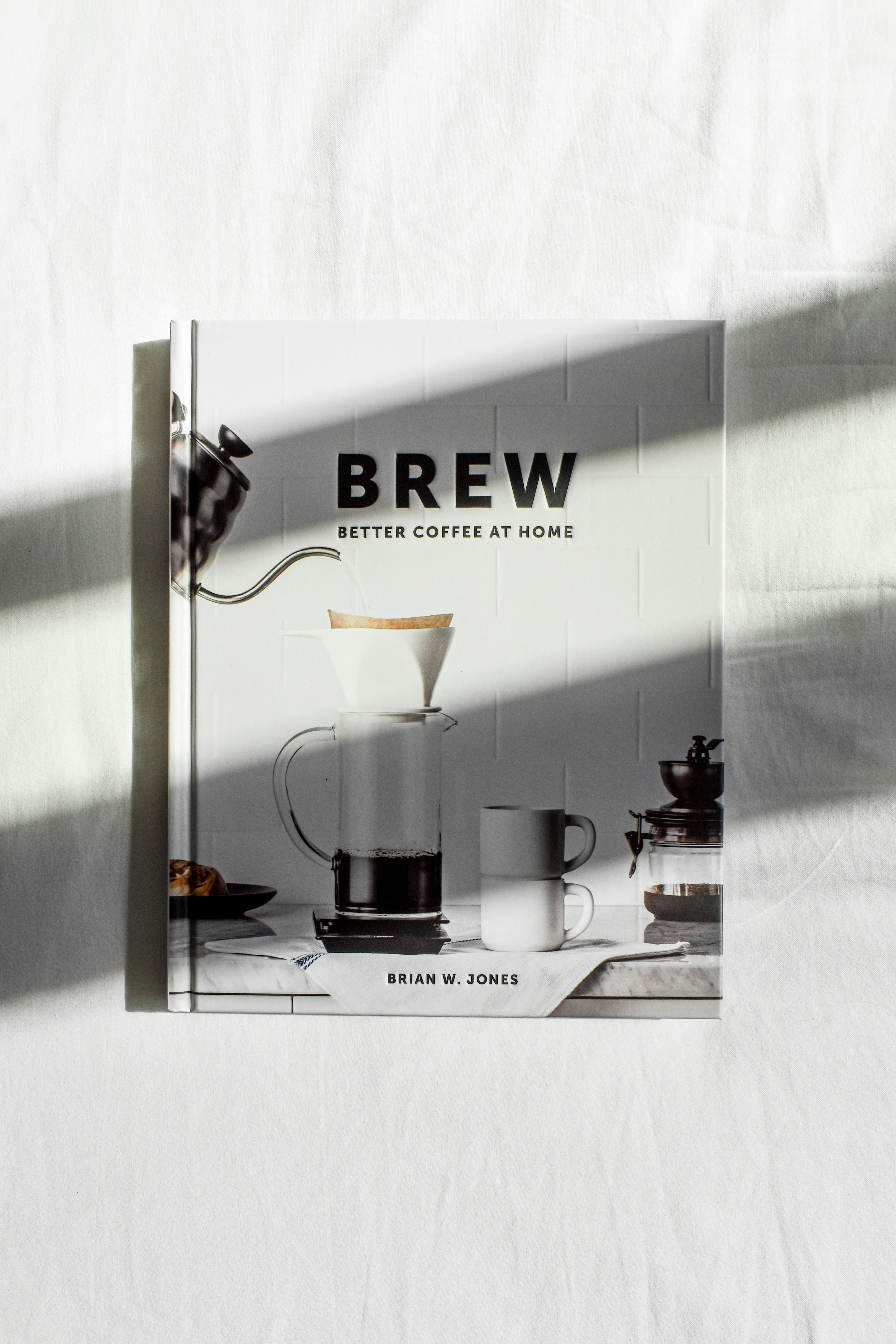 Un libro sobre la cerveza sentada encima de una mesa