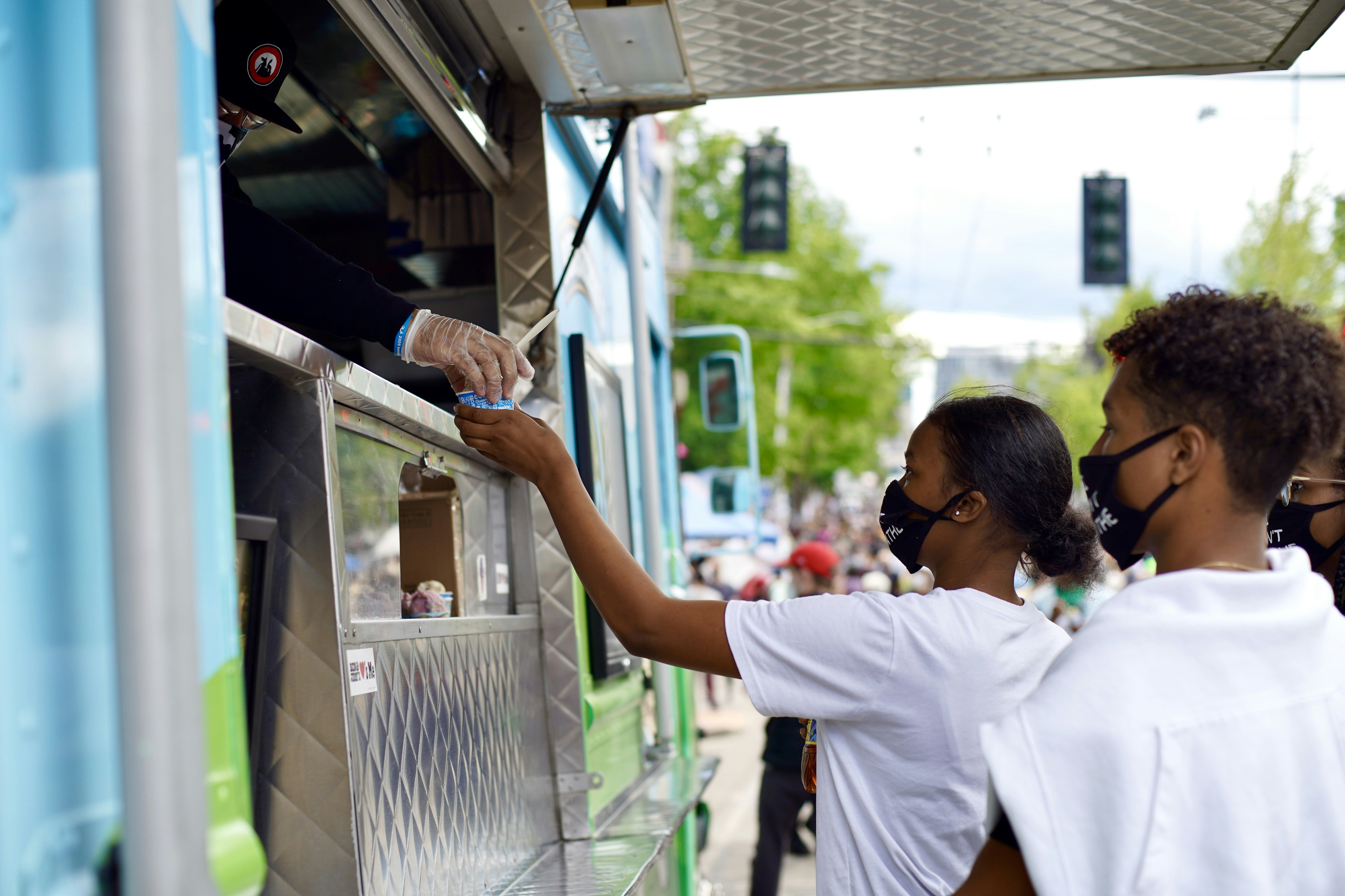 photo-1595561182823-26a6703739ae ورقك متأخر؟ المعاملة واقفة؟ ابسطهالك تقدر تحلها في وقت قياسي