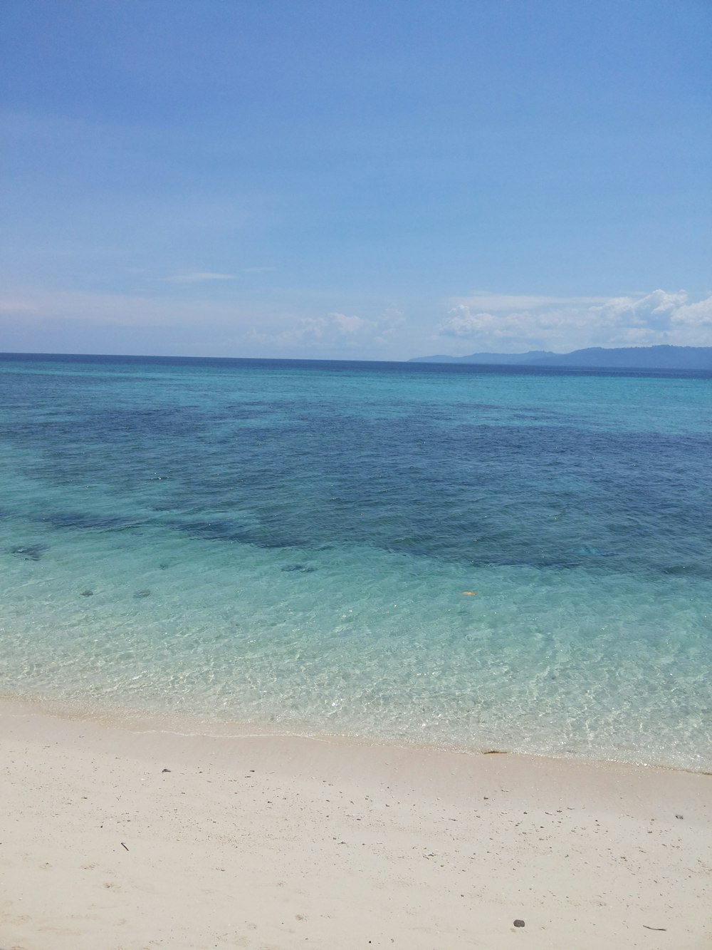 Mar azul bajo el cielo azul durante el día