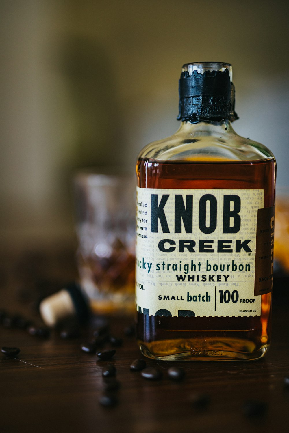 Una botella de whisky Knob Creek sentada sobre una mesa