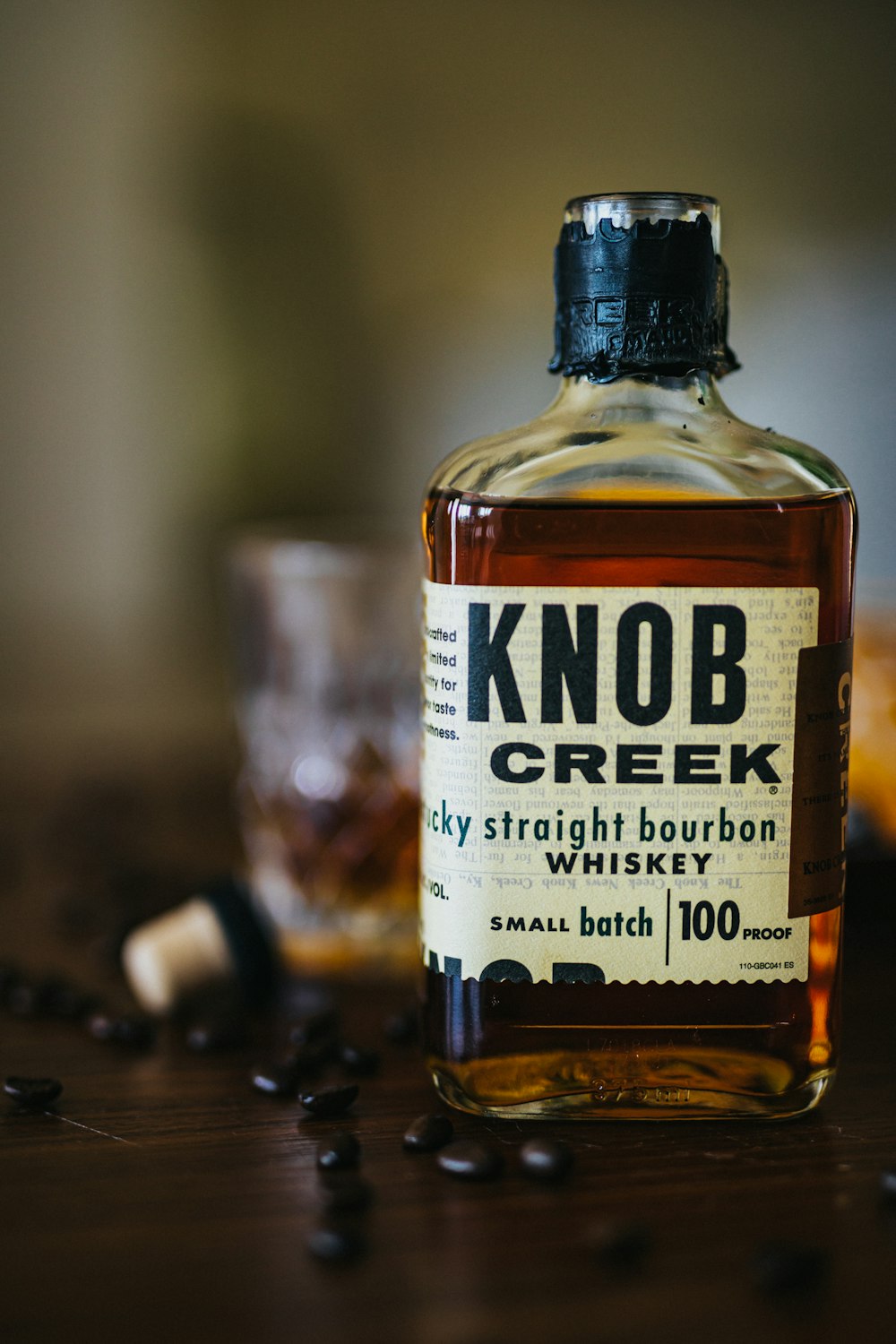 Une bouteille de whisky Knob Creek posée sur une table