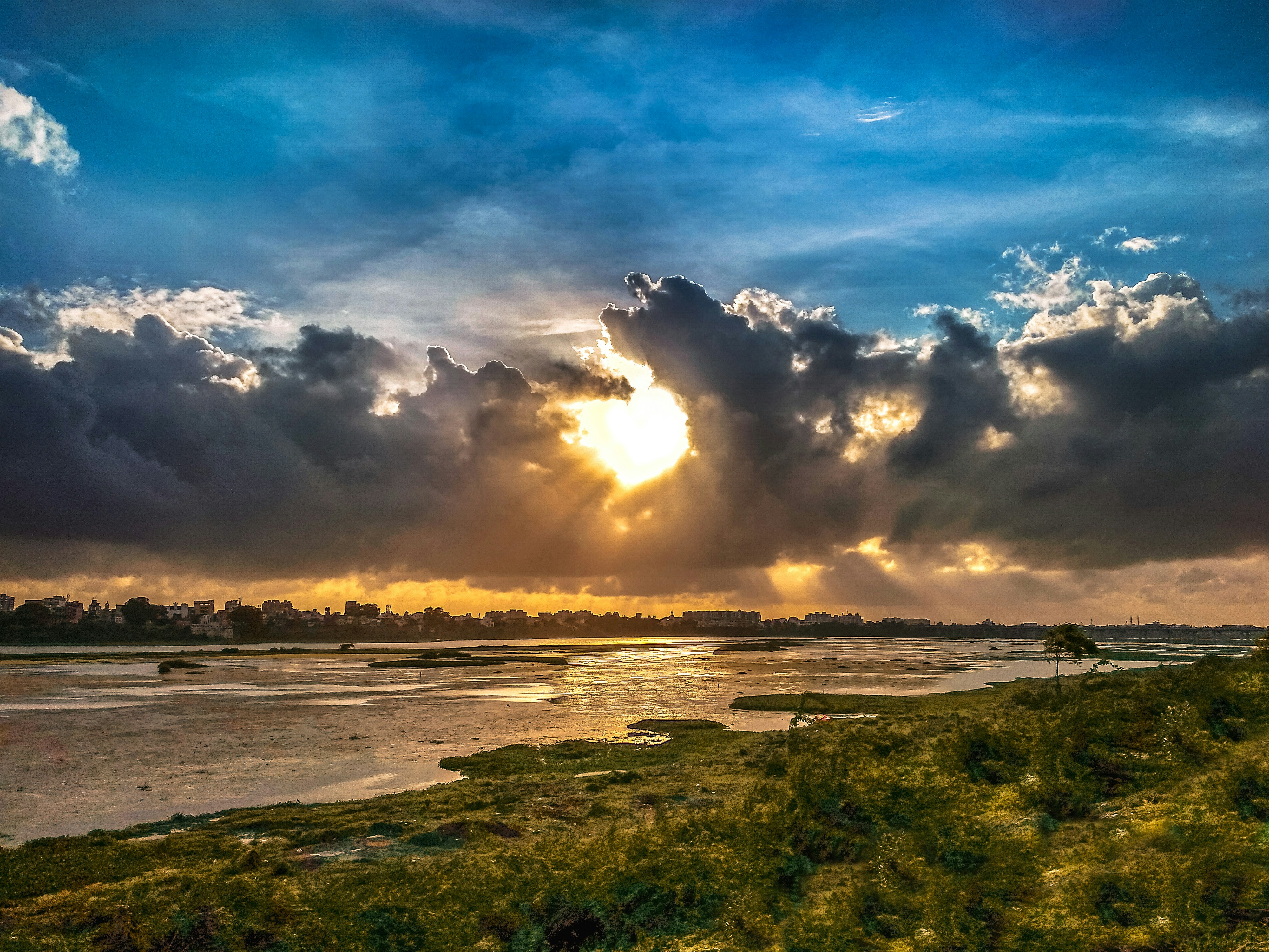 golden light wallpaper, wallpaper, Bisnis Yusuf Mansur: Peluang dan Analisis 5