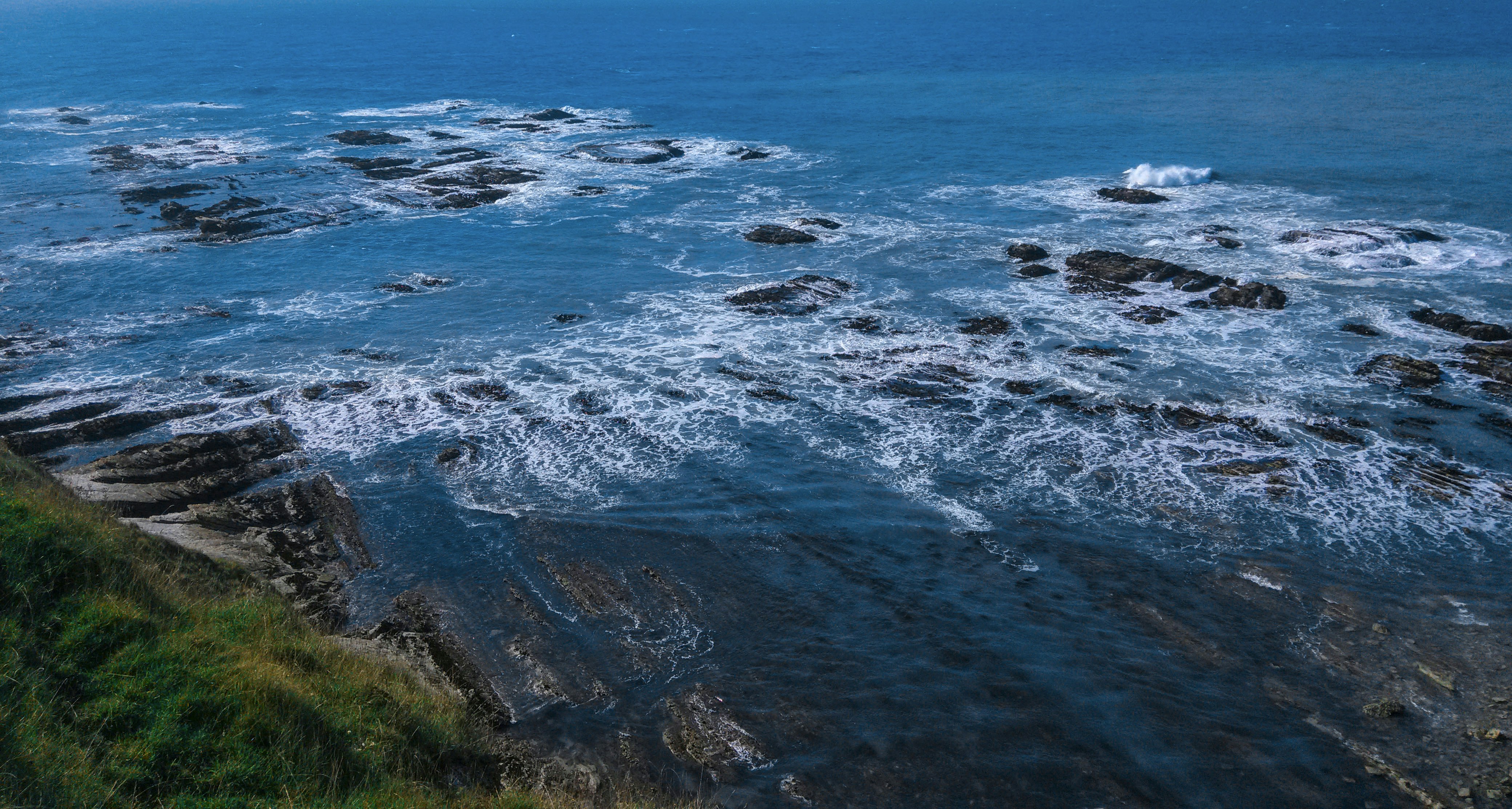 aerial view of ocean waves crashing on shore during daytime south island teams background