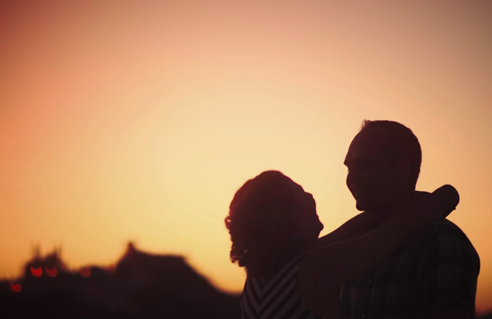 Silhouette von Mann und Frau bei Sonnenuntergang