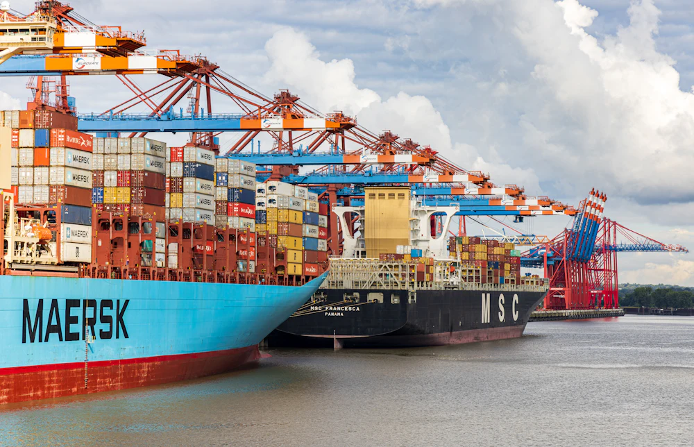 Tàu container cập cảng