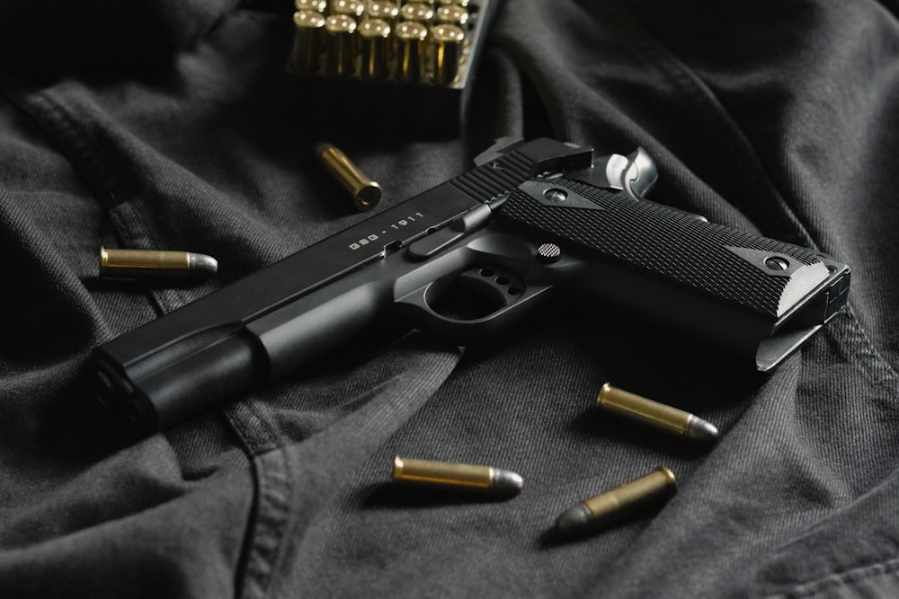 pistola semiautomatica nera su tessuto nero