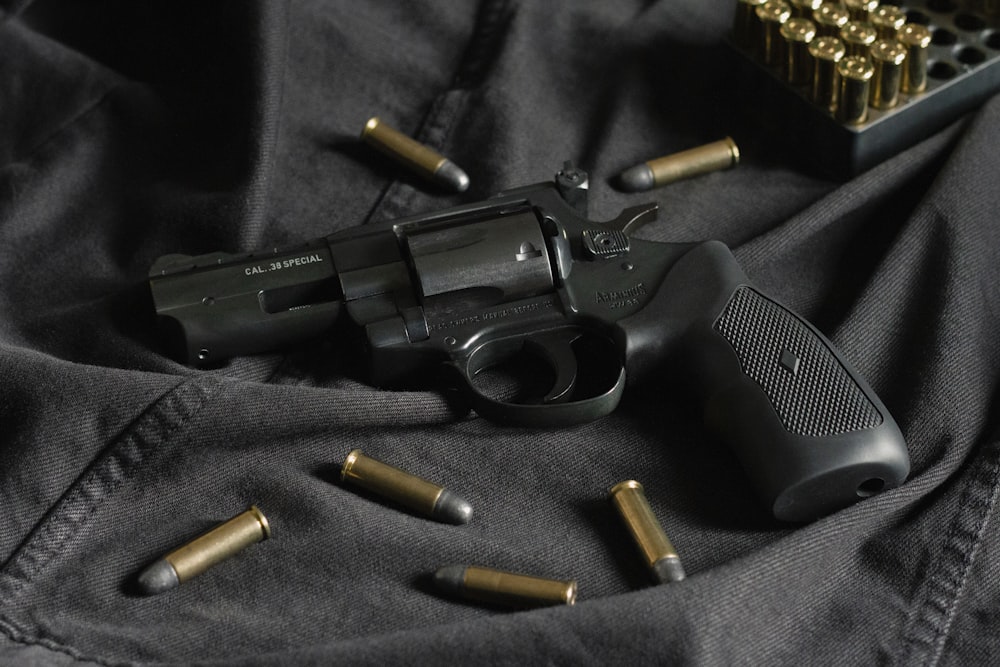 pistola revolver nera e argento
