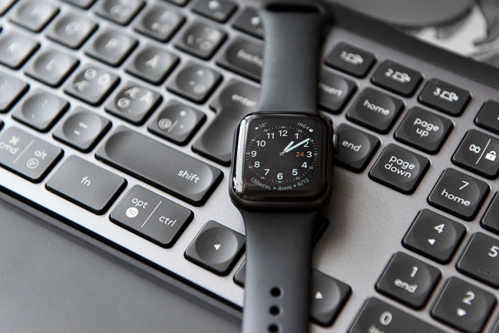 Apple Watch plateado y negro a las 10 10