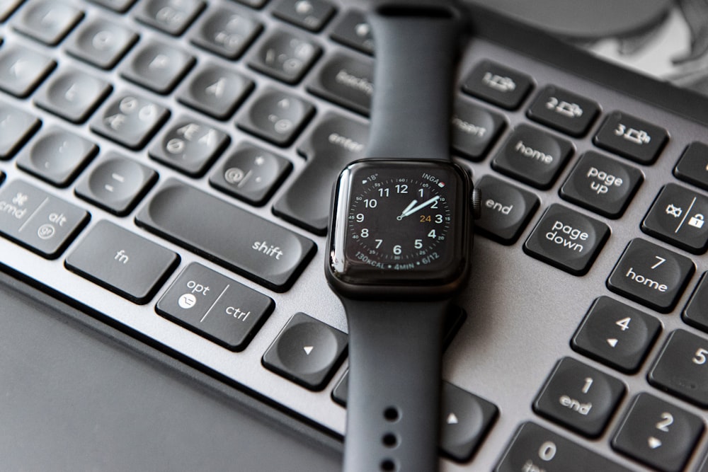 Apple Watch argenté et noir à 10 10