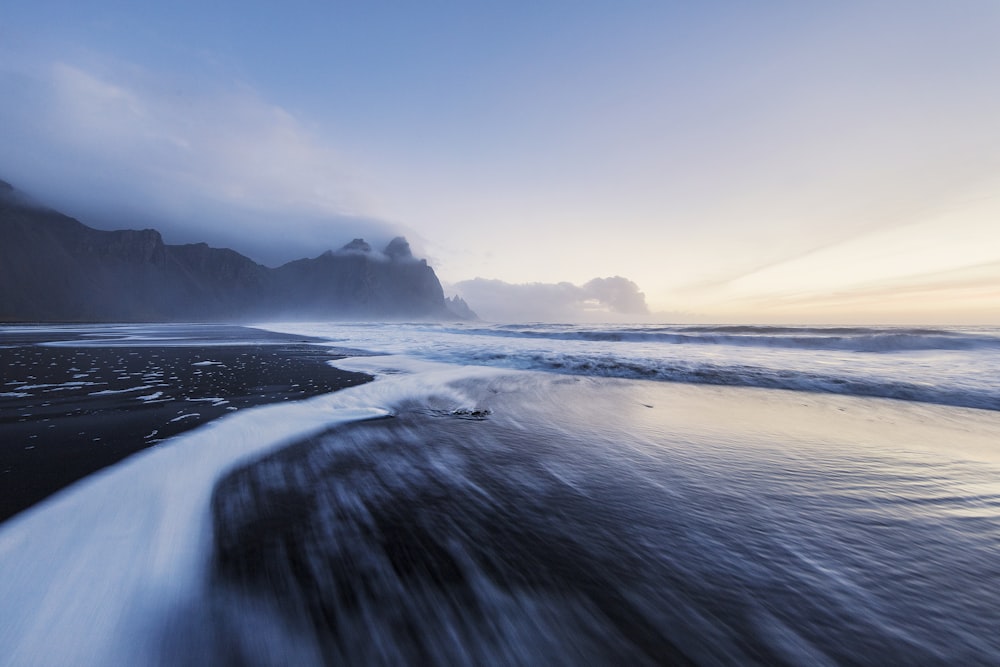 Olas del mar rompiendo en la costa durante el día