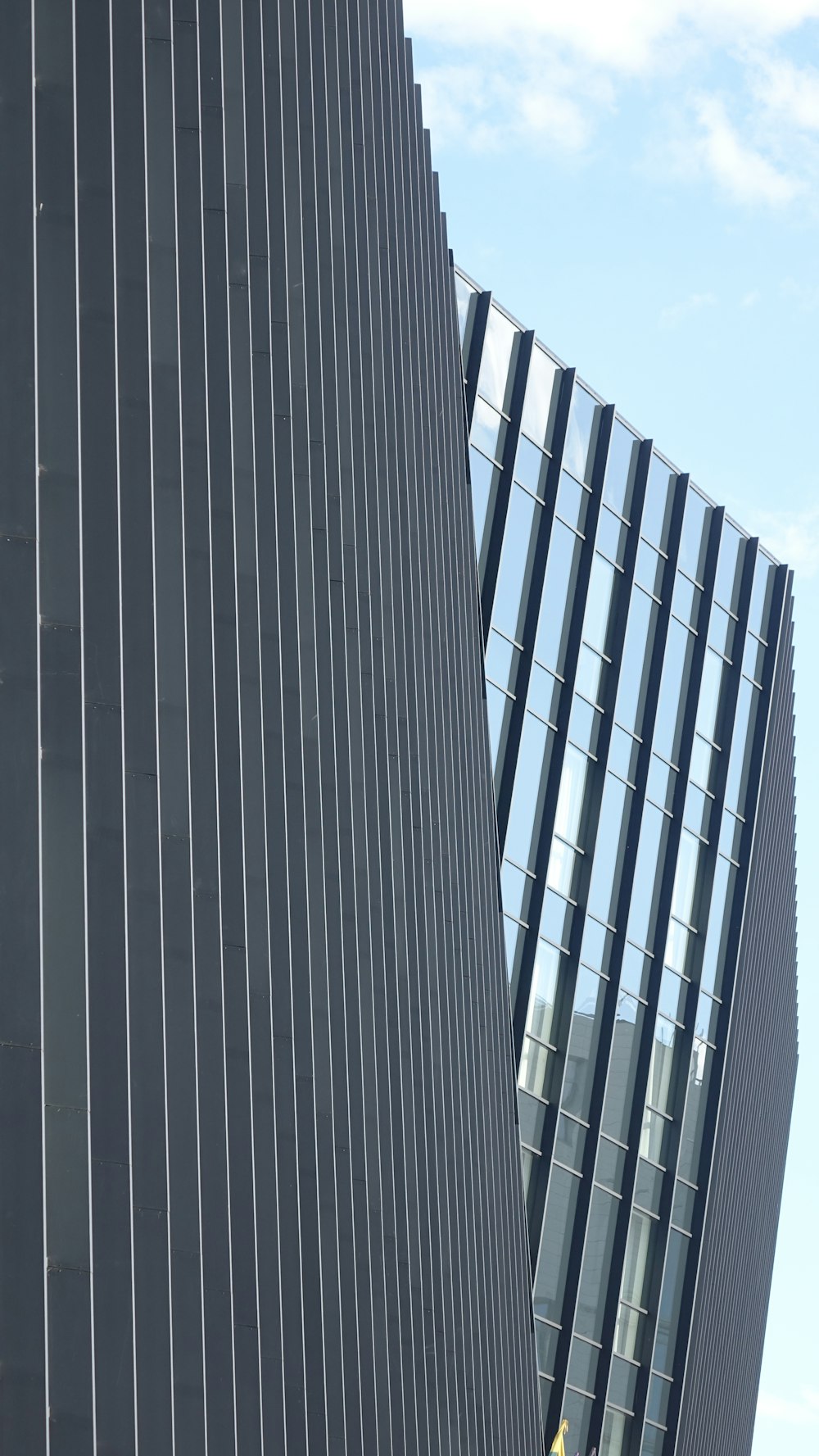 Bâtiment en béton blanc et bleu