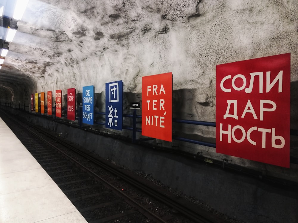 uma estação de metrô com uma placa na parede