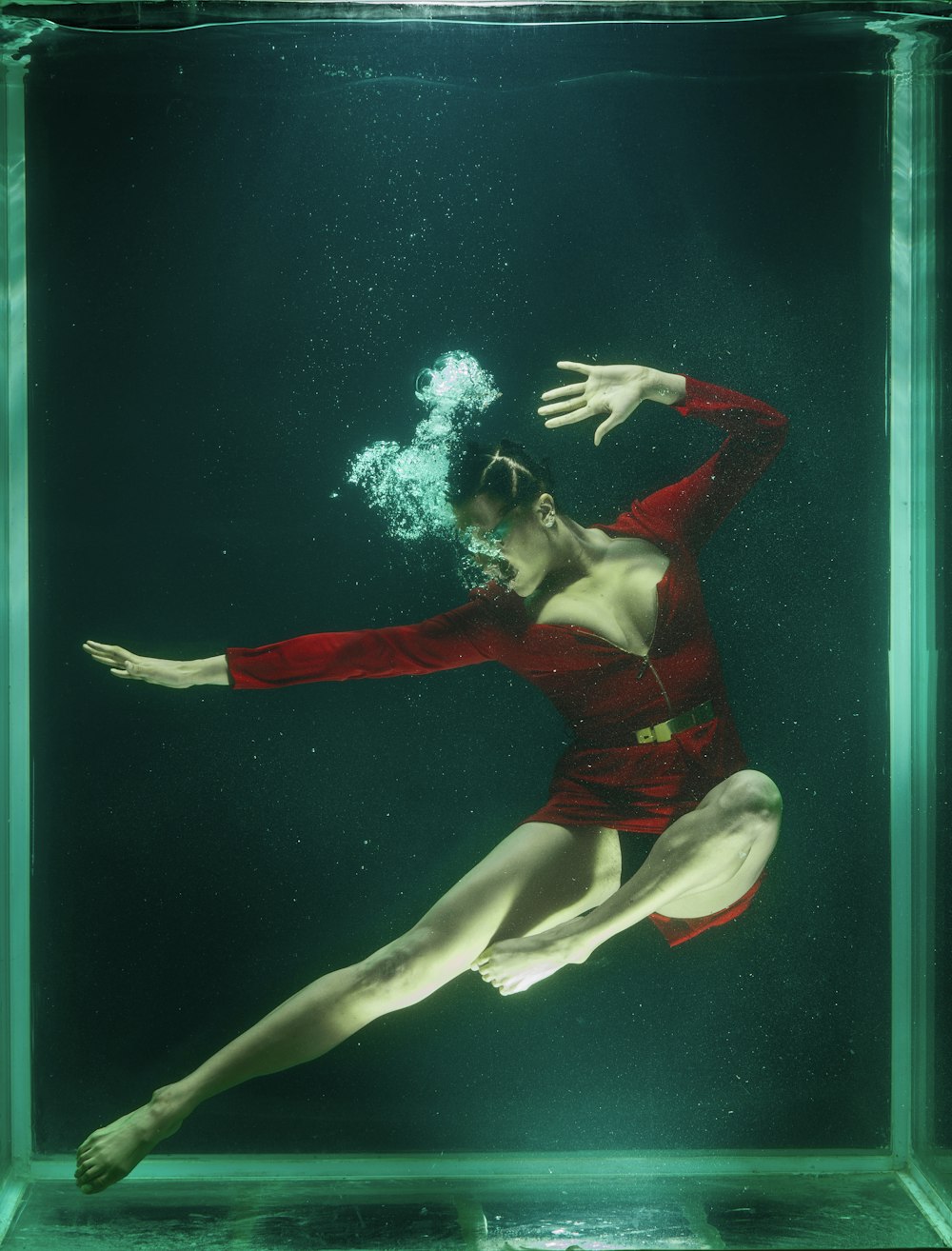 femme en bikini rouge sous l’eau