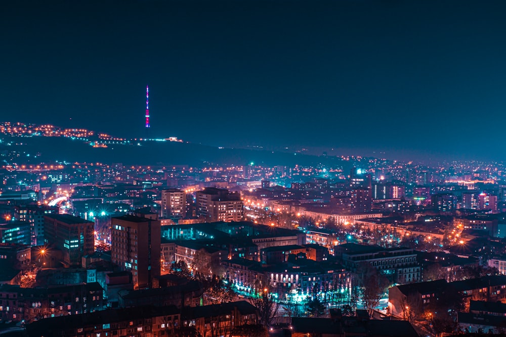 città con grattacieli durante la notte