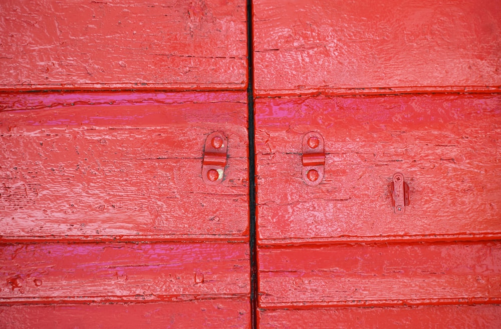 銀色のドアハンドルが付いた赤い木製のドア