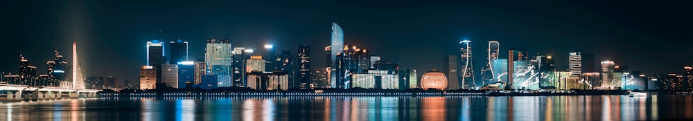 Horizonte de la ciudad durante la noche