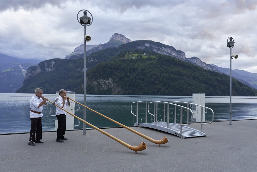 Un par de personas que están tocando el trombón