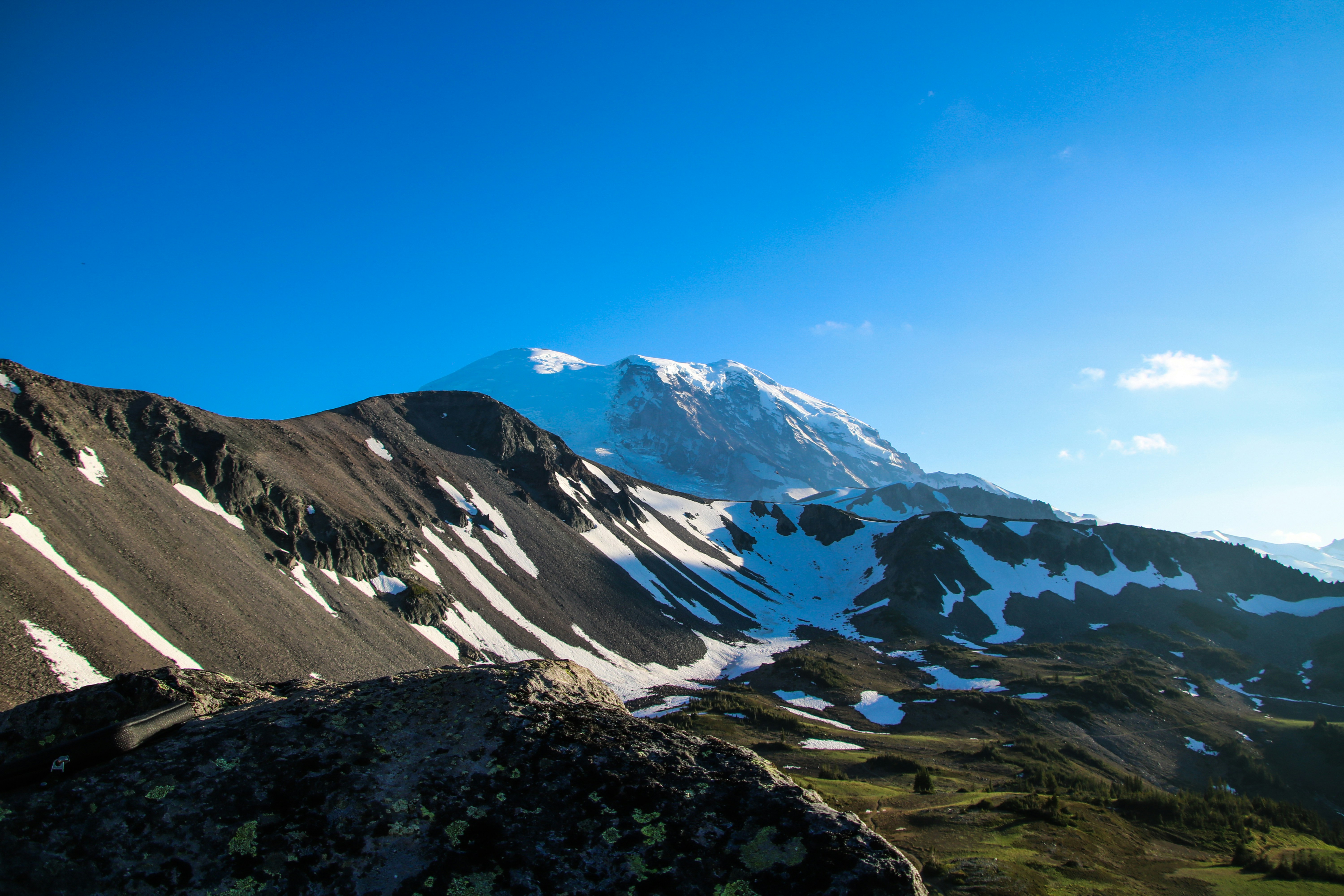 snow covered mountain under blue sky during daytime washington teams background
