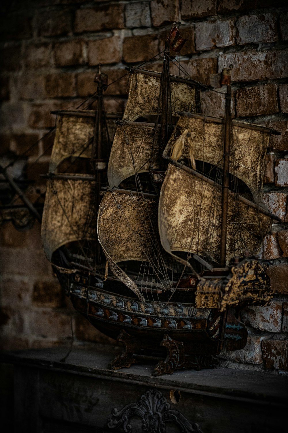 Panier en métal marron et noir