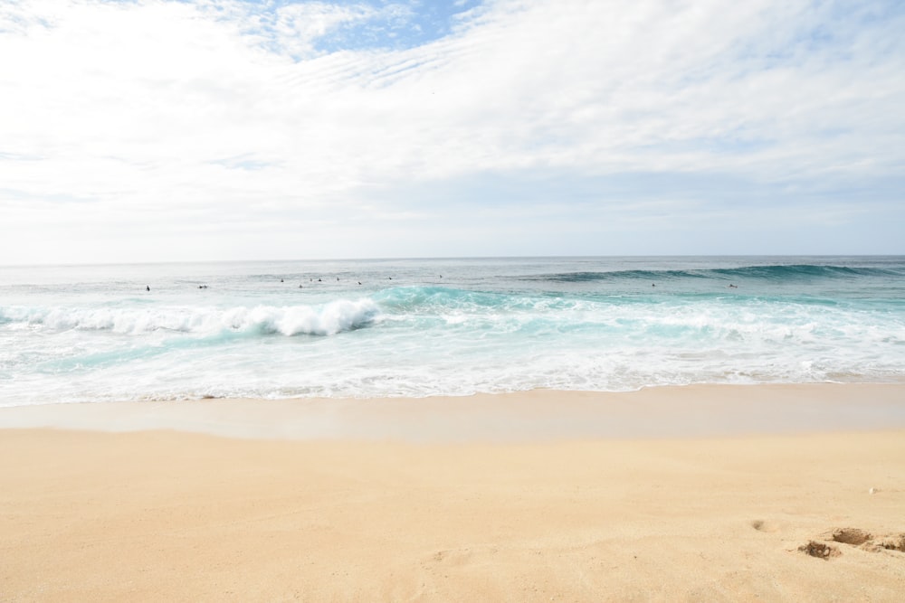 ocean waves crashing on shore during daytime