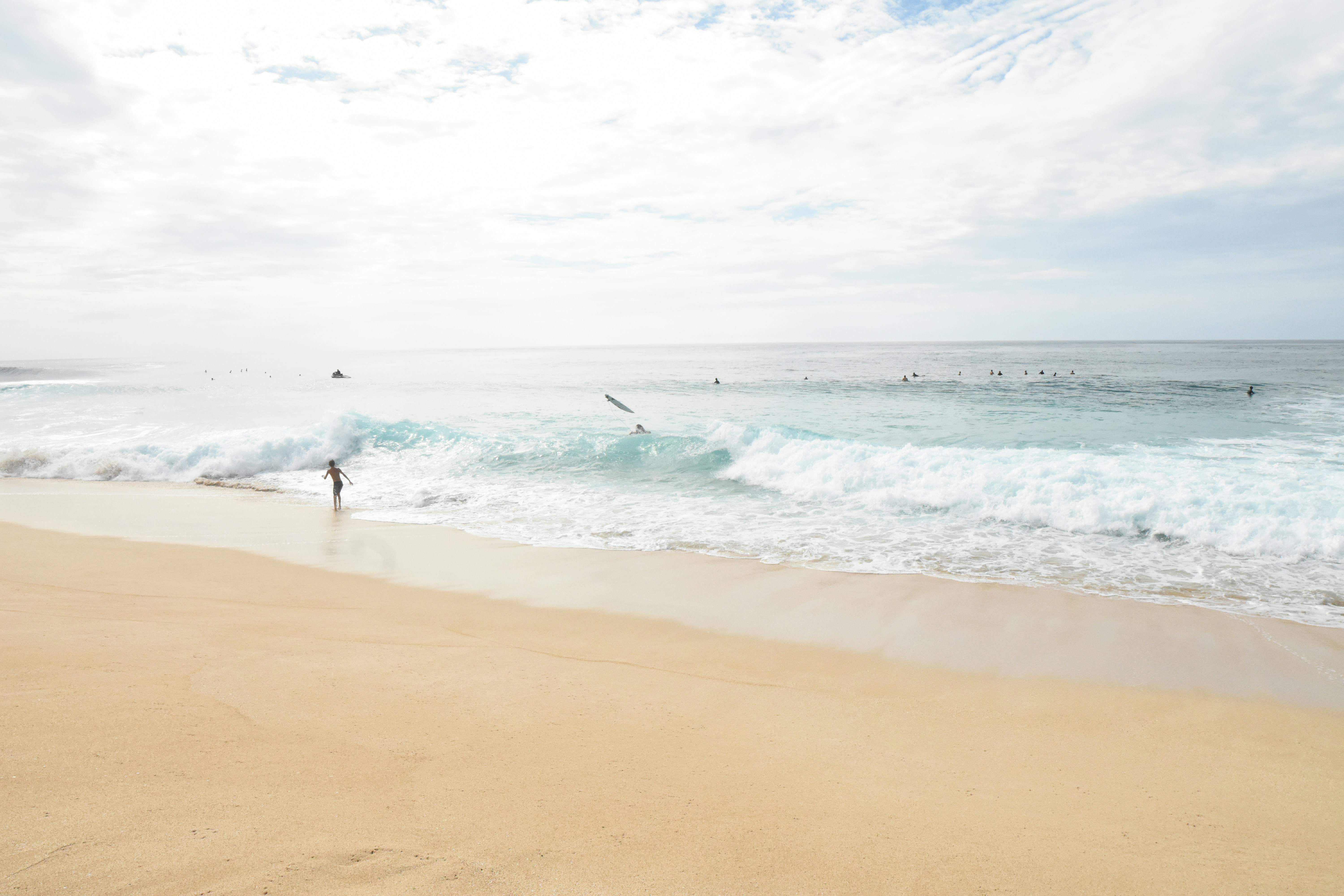 Gente en la playa durante el día
