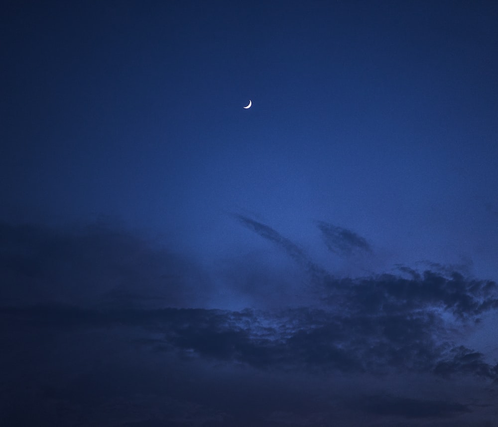 nuvens brancas e céu azul