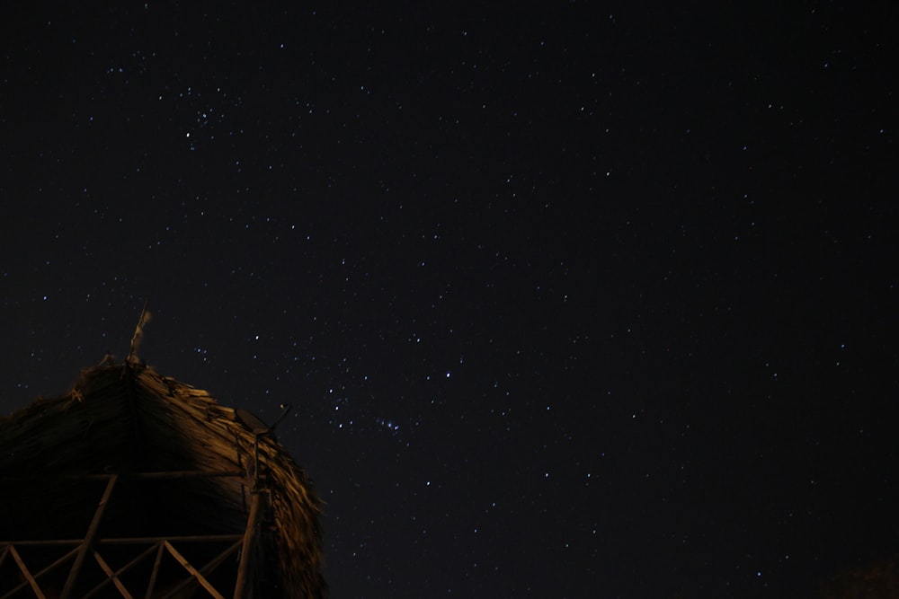 maison brune et noire sous la nuit étoilée