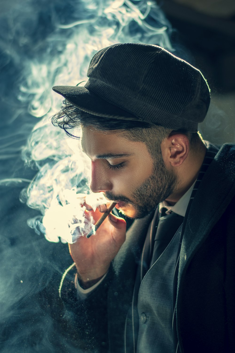 hombre fumando cigarrillo con sombrero negro