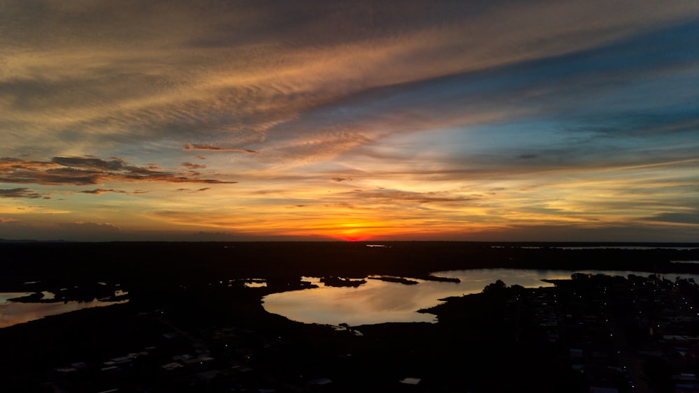 Silueta de la montaña durante la puesta del sol