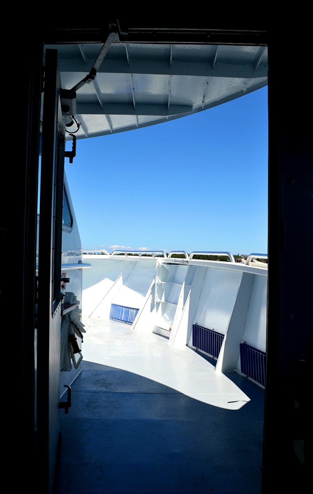 Barco blanco y azul en el mar durante el día