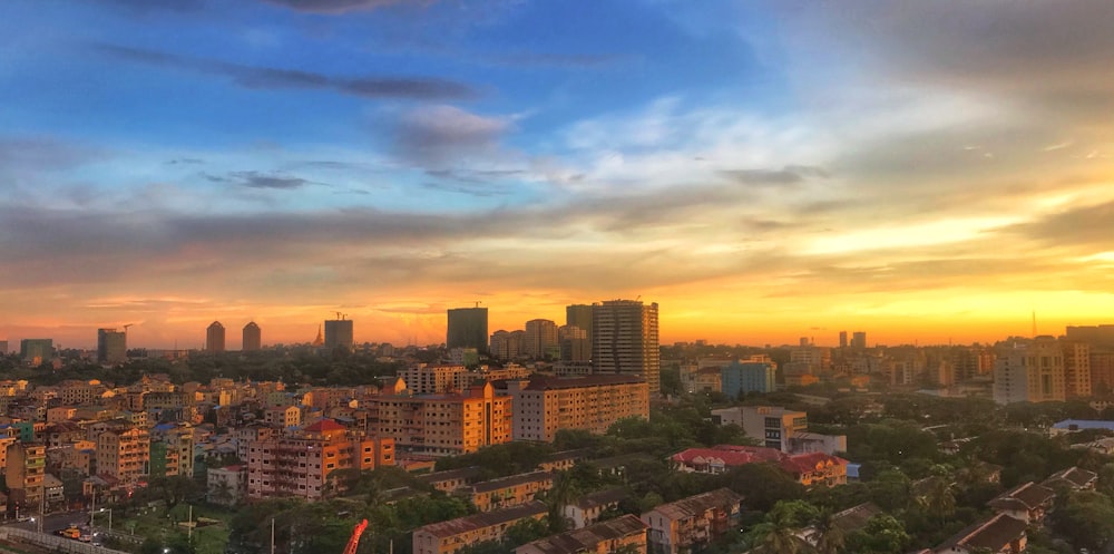 Skyline der Stadt tagsüber unter blau-weißem, bewölktem Himmel