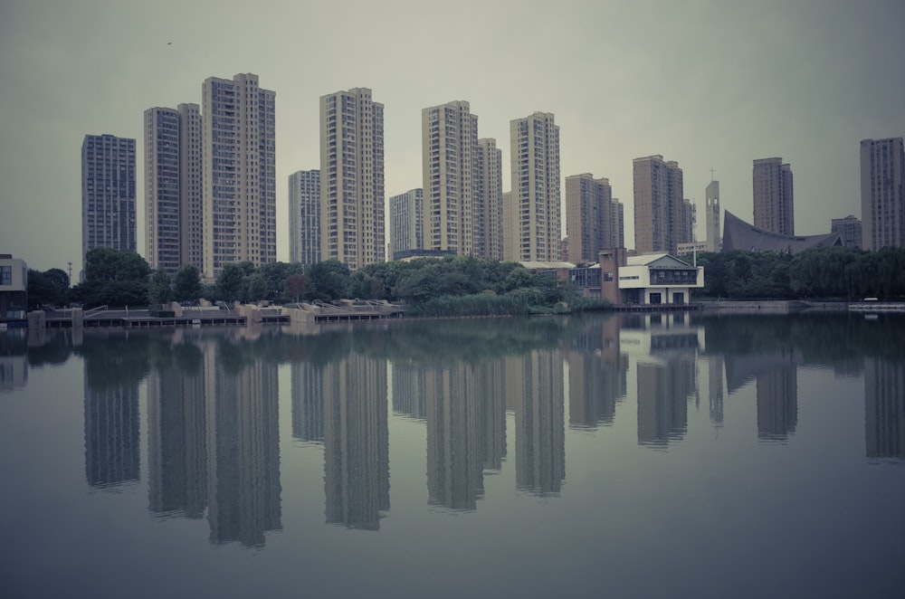 Cuerpo de agua cerca de edificios de la ciudad durante el día